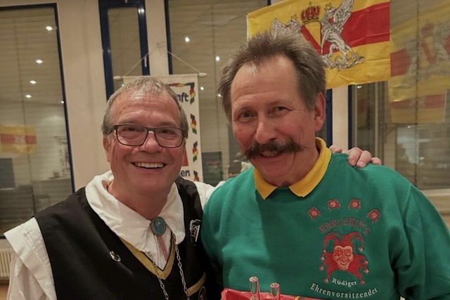 Rdiger Holdorf (rechts) erhlt ein Pr...von Oberbrgermeister Klaus Eberhardt.  | Foto: Harlekins Rheinfelden