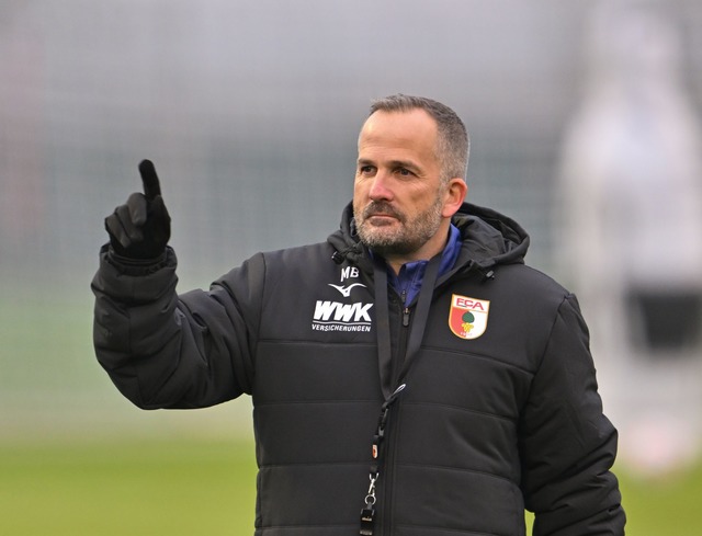 Manuel Baum leitet seine erste Trainingseinheit als Interimscoach in Augsburg.  | Foto: Peter Kneffel/dpa