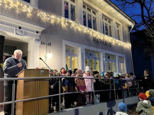 Ortsvorsteher Fred Thelen wurde beim S...or der Fler-Grundschule untersttzt.  | Foto: Evelyn Thelen