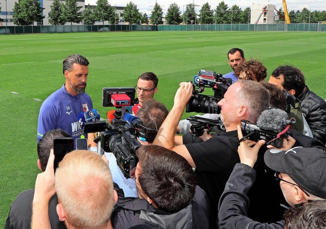 Sorgte als Augsburg-Trainer für großes... aber nur wenig Punkte: Sandro Wagner. | Foto: IMAGO/Ulrich Wagner Sorgte als Augsburg-Trainer für großes... aber nur wenig Punkte: Sandro Wagner. | Foto: IMAGO/Ulrich Wagner