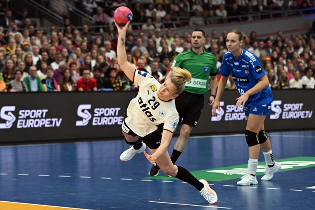 Kapit&auml;nin Antje D&ouml;ll geht in jedem Spiel voran.  | Foto: Federico Gambarini/dpa