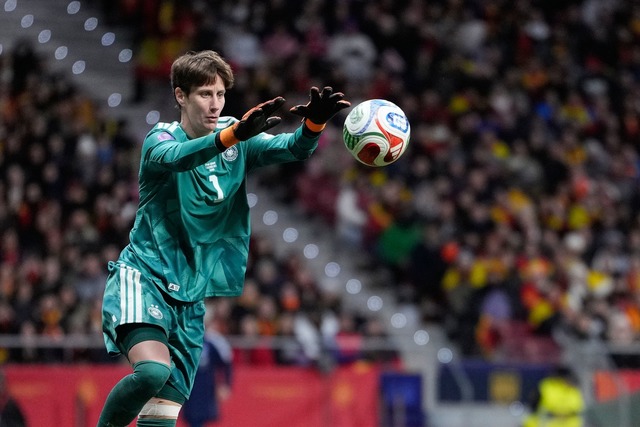 Hielt oft gut, aber gegen Spanien nicht fehlerlos: Ann-Katrin Berger.  | Foto: Bernat Armangue/AP/dpa