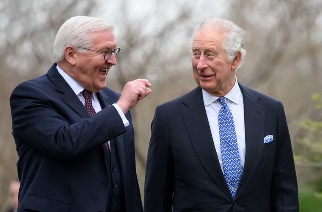 Gilt als herzlich - das Verh&auml;ltni...Steinmeier und K&ouml;nig Charles III.  | Foto: Bernd von Jutrczenka/dpa