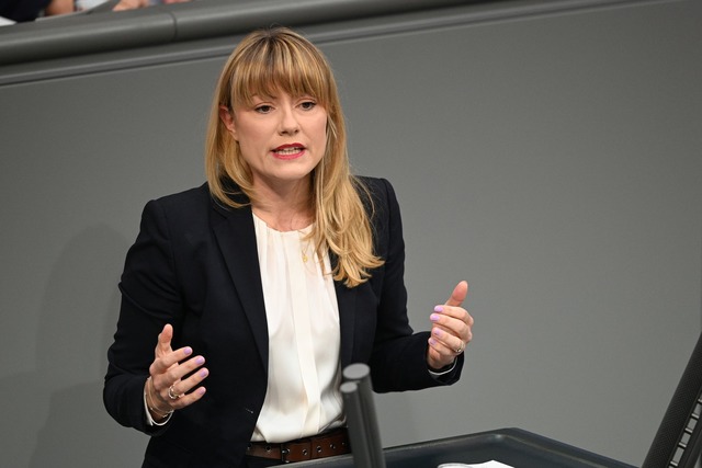 Die Linken-Abgeordnete Clara B&uuml;ng... die Frage zu ignorieren. (Archivbild)  | Foto: Niklas Graeber/dpa