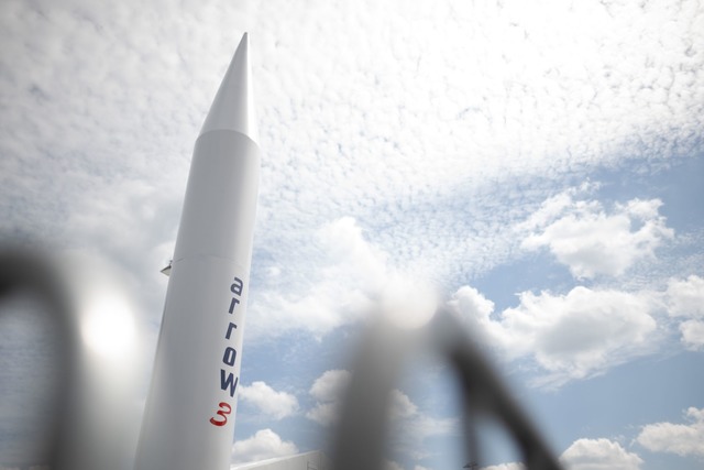 Modell einer Rakete des Arrow-3-Luftverteidigungssystems  | Foto: Sebastian Christoph Gollnow/dpa