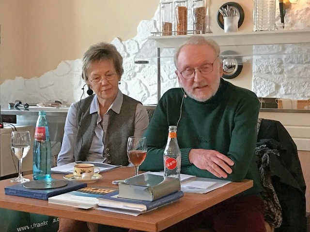 Angelika Rautenberg untersttzte ihren Mann Werner bei der Lesung.  | Foto: Karin Stckl-Steinebrunner