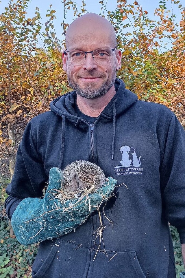Matthias Hiltmann mit einem Igel  | Foto: Privat