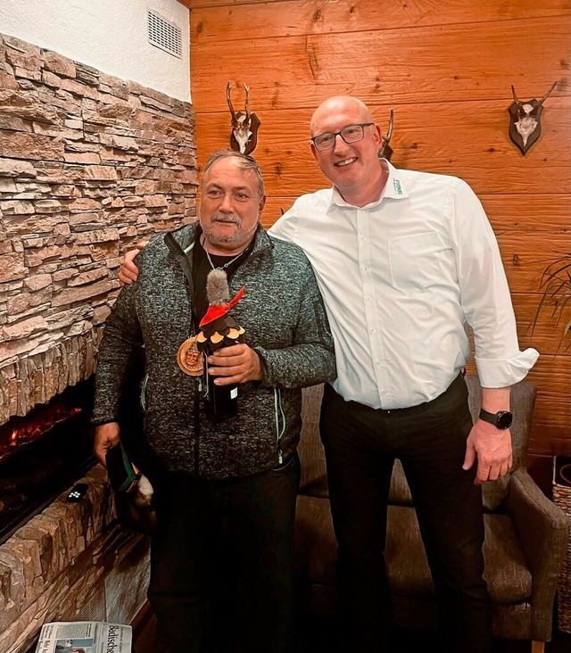 Bei der Generalversammlung der Narrenz...ein (links) zum Ehrenzeugwart ernannt.  | Foto: Verein