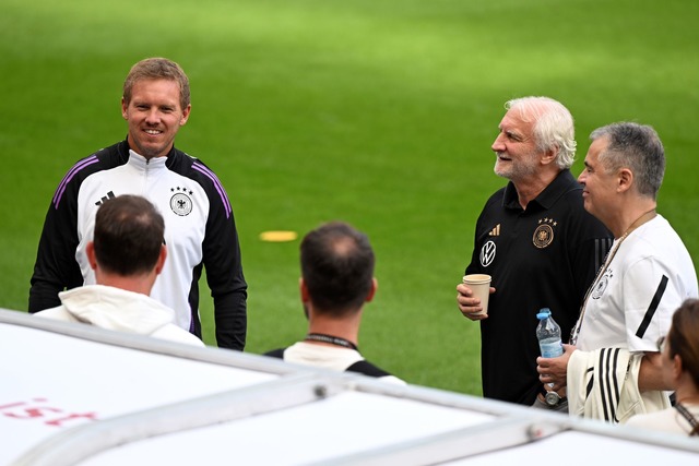 Julian Nagelsmann (l.) und Rudi V&ouml...M-Gruppengegner zugelost. (Archivbild)  | Foto: Federico Gambarini/dpa