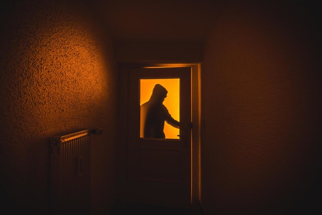 Ein Unbekannter ist in ein Haus an der...edrungen und hat die Rume durchsucht.  | Foto: Nicolas Armer (dpa)