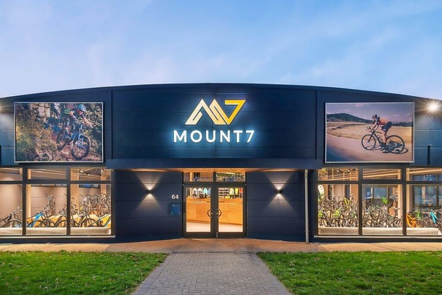 Fahrrder, Bekleidung und mehr bietet Mount7 in der Btzinger Strae.  | Foto: Mount7