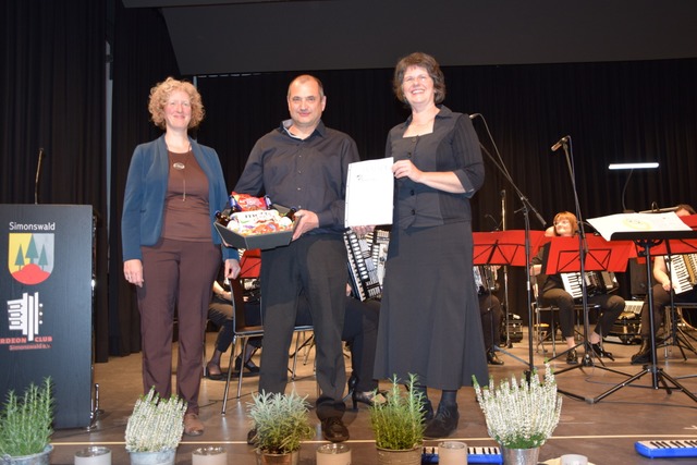 Ehrung Markus Weis (Mitte) durch Melan...) rechts Vorstand Verwaltung Heike Hug  | Foto: Akkordeonclub Simonswald