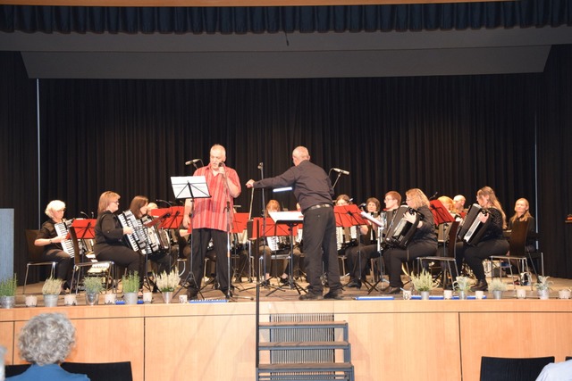 Snger Gnter Riele und das Orchester  | Foto: Akkordeonclub Simonswald