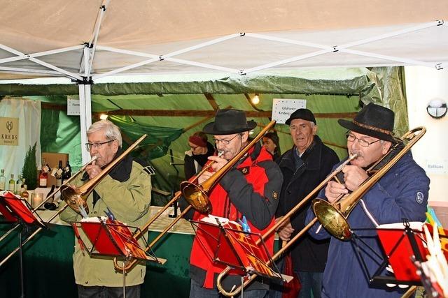 Nikolaus kommt zum Weihnachtsmarkt in Binzen