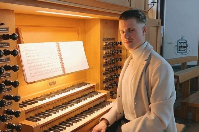 Der Weiler Organist Simon Falk spielt "O du frhliche" mit vollem Register