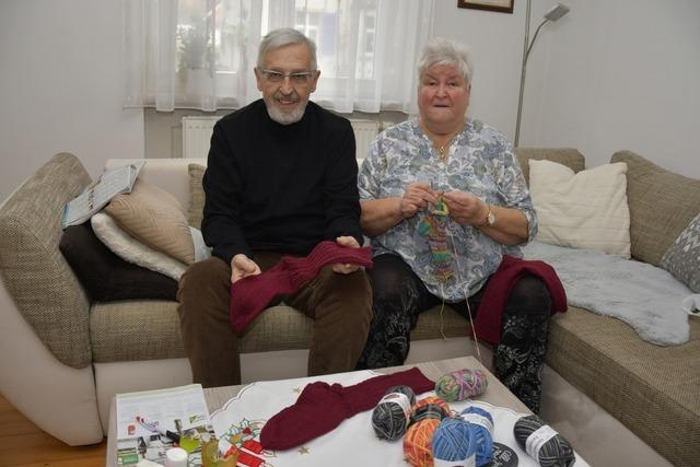 Emmendinger DRK-Strickteam fertigt handgestrickte Socken mit Herz und Tradition