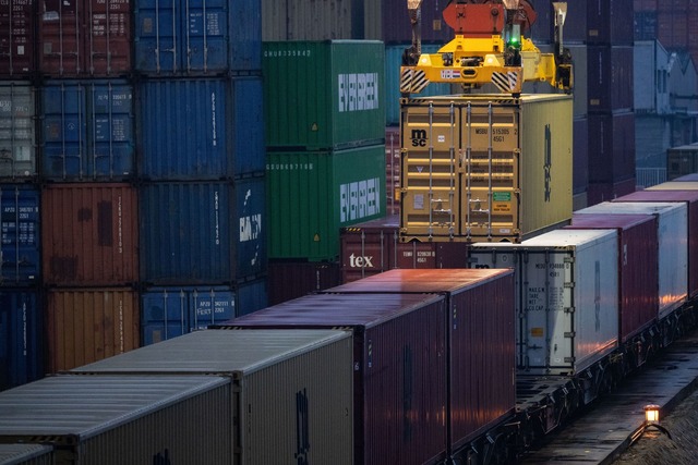 Weltweite Lieferketten sind empfindlich aufeinander abgestimmt. (Symbolbild)  | Foto: Marijan Murat/dpa