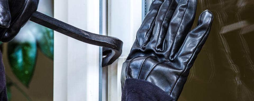ber ein Fenster: Unbekannte Person bricht in Einfamilienhaus in Schliengen ein