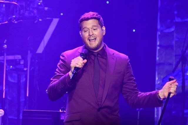 Papst Leo geht in Konzert von Michael Bublé