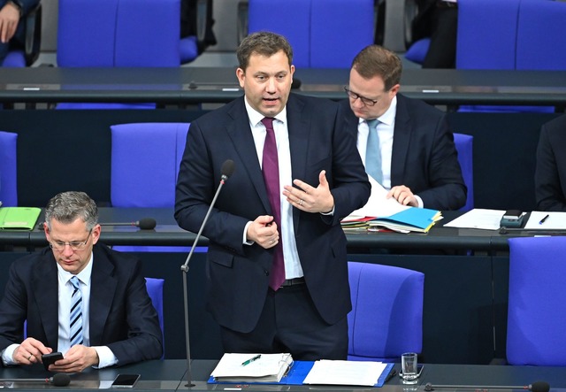 Bundesfinanzminister Lars Klingbeil (S...l;r alle noch nicht komplett abgehakt.  | Foto: Elisa Schu/dpa