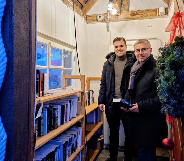 Brgermeister Nikolas Kopp und Ortsvor...chertauschbrse umgebauten Wooghisli.  | Foto: Renate Dannecker