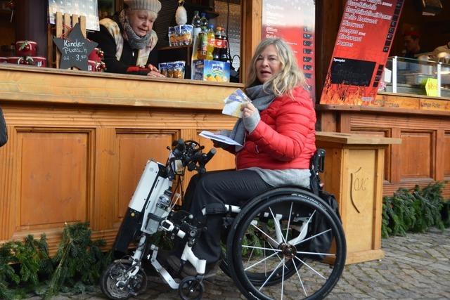 Rollstuhlfahrer in Emmendingen: Was einen Besuch auf dem Weihnachtsmarkt erleichtert