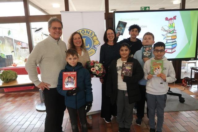 Albert-Schule Ihringen erhlt gespendete Bcher fr alle Schlerinnen und Schler