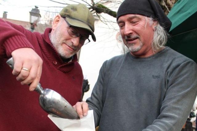 Maroni-Verkufer verabschieden sich nach 17 Jahren vom Agathenmarkt in Schopfheim