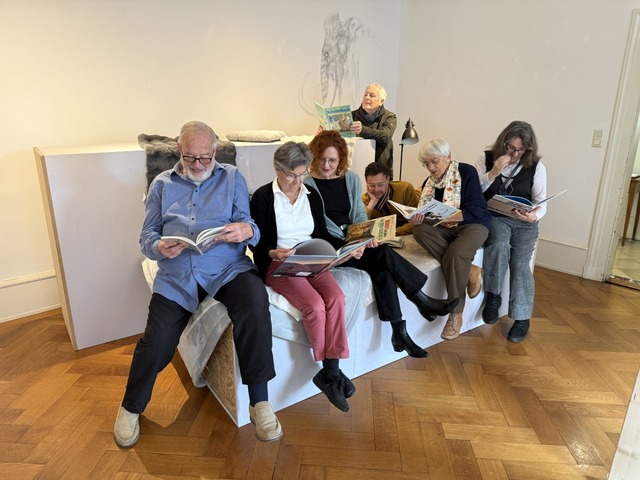 Mitglieder des AK Archäologie und Muse...tiefen sich im Leseraum in die Lektüre | Foto: Alexander Huber Mitglieder des AK Archäologie und Muse...tiefen sich im Leseraum in die Lektüre | Foto: Alexander Huber