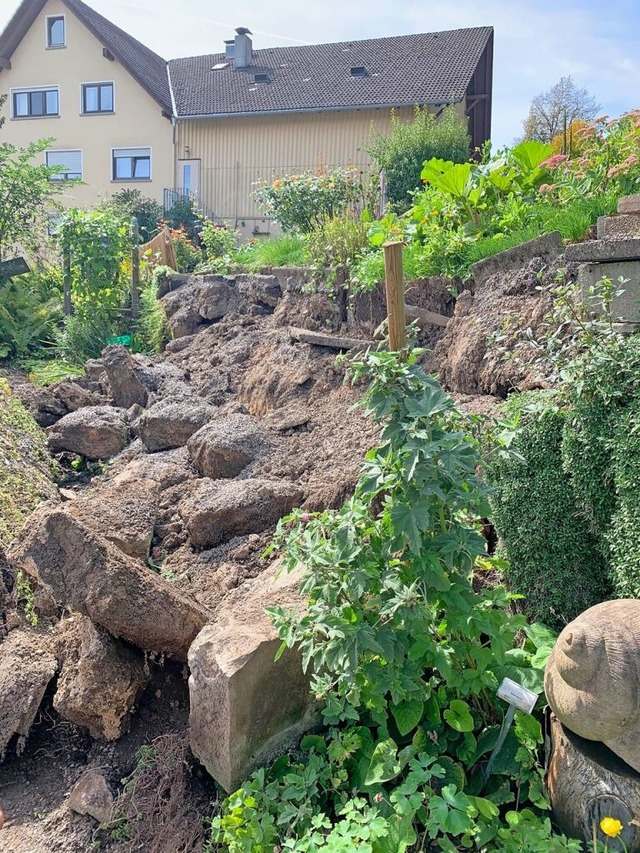 Der Mauer am Schrgarten war eingestrzt.  | Foto:  