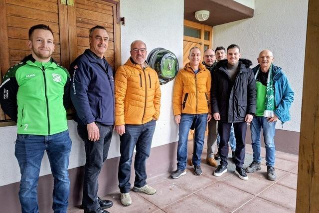 Neuer Defibrillator beim Jechtinger Sportplatz bietet schnelle Hilfe auch abseits des Ortes