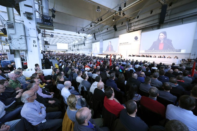 Die Betriebsratsvorsitzende Daniela Ca...l;ber die Stimmung in der Belegschaft.  | Foto: Kevin Nobs/VW-Betriebsrat/dpa