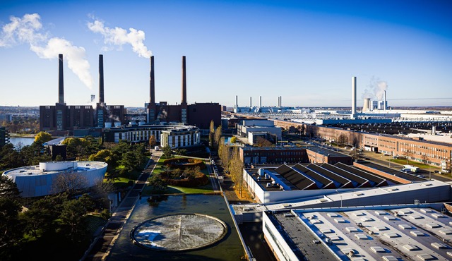 Blauer Himmel &uuml;ber dem VW-Werk in...nzern bleibt wechselhaft. (Archivbild)  | Foto: Moritz Frankenberg/dpa