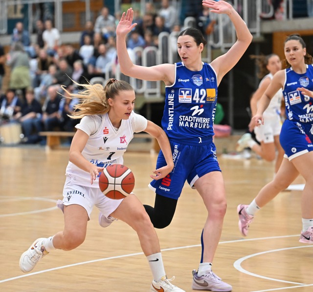 Paula Paradzik (am Ball) ist eine der ...ch mit greren Gegenspielerinnen auf.  | Foto: Foto: Achim Keller