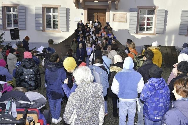 Weihnachtliches hinter Fensterscheiben