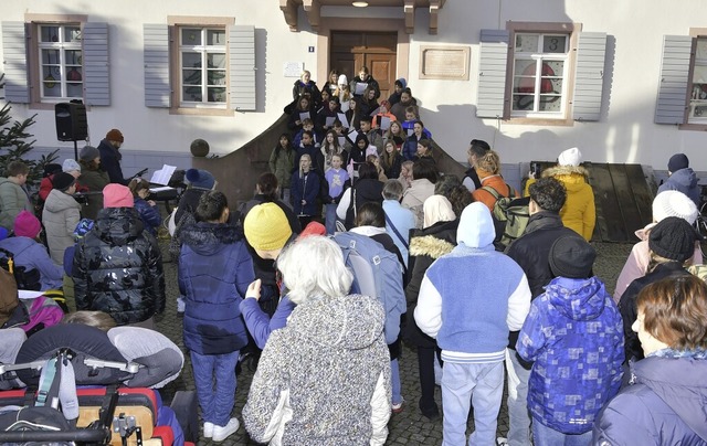 Die Kinder und Jugendlichen der Fritz-...den Adventskalender  am Schlosserhaus.  | Foto: Dieter Erggelet