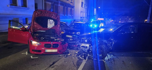 Mehrere Fahrzeuge sind in Stuttgart in einen Unfall verwickelt.  | Foto: Andreas Rosar/dpa