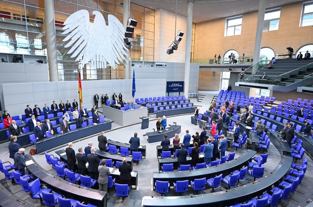 Im Plenum des Bundestags entscheidet s...ie Zukunft der Koalition. (Archivbild)  | Foto: Elisa Schu/dpa