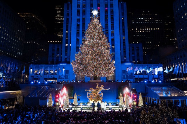 Der hell erleuchtete Weihnachtsbaum am...gramm der Millionenmetropole New York.  | Foto: Yuki Iwamura/AP/dpa