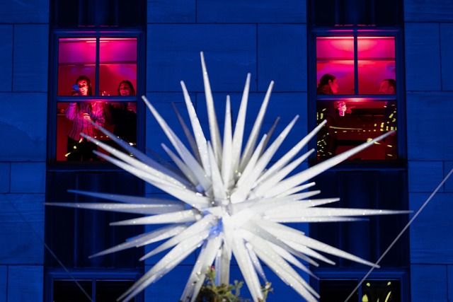 Die Lichter am Baum sind angeknipst.  | Foto: Yuki Iwamura/AP/dpa