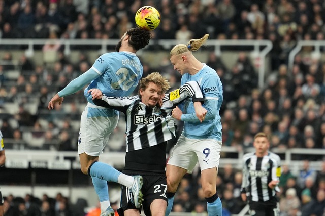 Woltemade (M) spielt seit dieser Saison f&uuml;r Newcastle United in England.  | Foto: Jon Super/AP/dpa