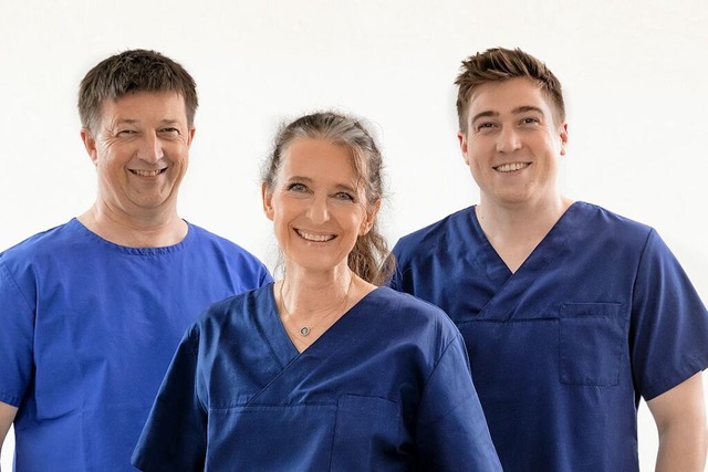 Das Team: Dr. Peter Riedel (l.), Dr. Alexander Riedel und Verena Gtermann  | Foto: Zahnarztpraxis Riedel