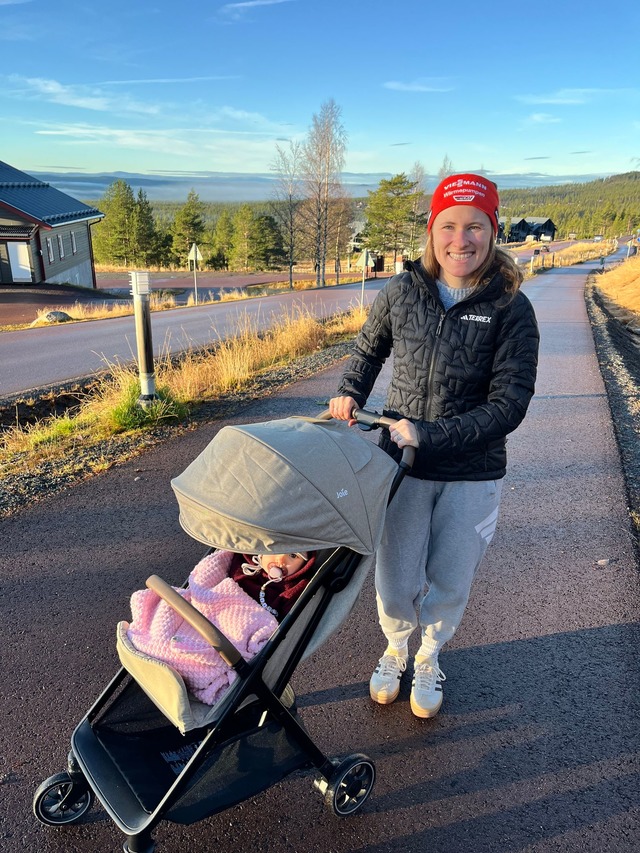 Biathletin Janina Hettich-Walz mit ihrer Tochter Karlotta.  | Foto: -/Janina Hettich-Walz/dpa