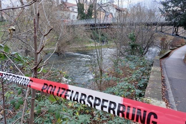 Passanten entdecken leblose Person in der Dreisam in Freiburg – Groeinsatz der Polizei
