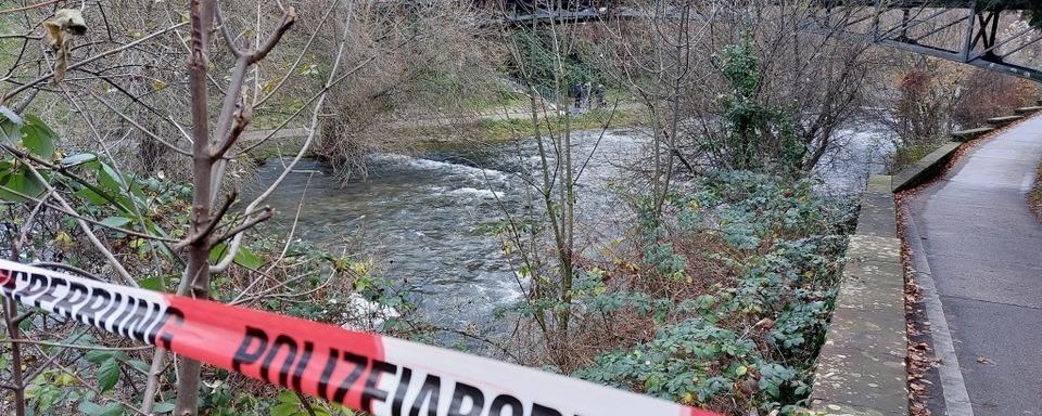 Passanten entdecken toten Mann in der Dreisam in Freiburg – Groeinsatz der Polizei