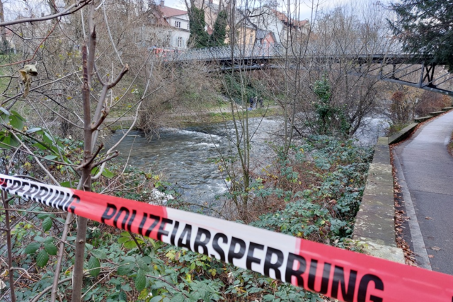 Passanten entdecken leblose Person in der Dreisam in Freiburg - Groeinsatz der Polizei