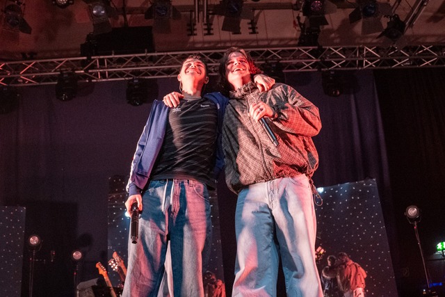 Antonius und Kasi auf der Bhne des E-...t zwei ausverkaufte Konzerte gespielt.  | Foto: Philipp Kupfer