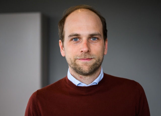 Raoul Ro&szlig;mann nimmt den Konkurrenten dm im AfD-Streit in Schutz.  | Foto: Julian Stratenschulte/dpa