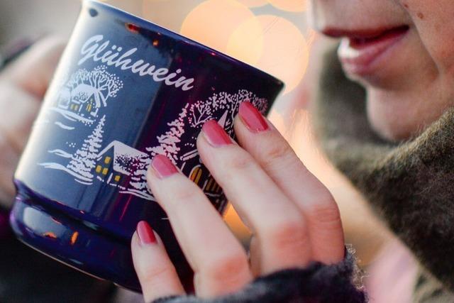 Weihnachtsmarkt in Lrrach: Ich will weiterhin unbekmmert Glhwein trinken....