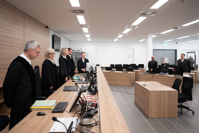 Emotionale Szenen im Prozess gegen mutma&szlig;liche NSU-Unterst&uuml;tzerin.  | Foto: Sebastian Kahnert/dpa POOL/dpa